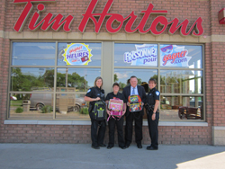 Des Ã©lÃ¨ves dans le besoin reÃ§oivent des sacs Ã  dos et des ...