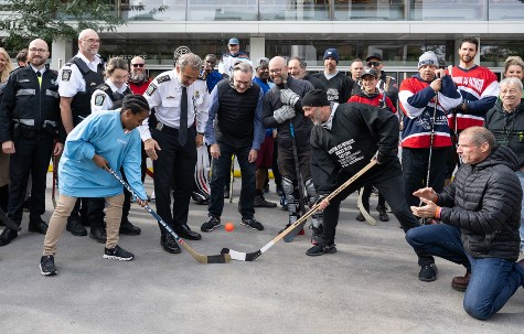 Nouvelle-Tournoi amical de hockey de rue : une activité pour faire tomber les préjugés envers l’itinérance